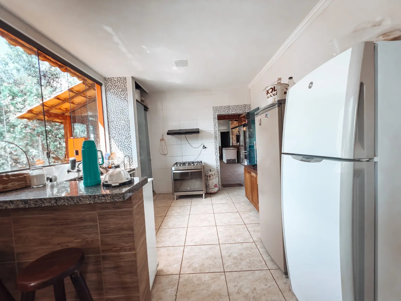Cozinha do Sítio Recanto dos Ipês — geladeira, balcão e fogão completo
