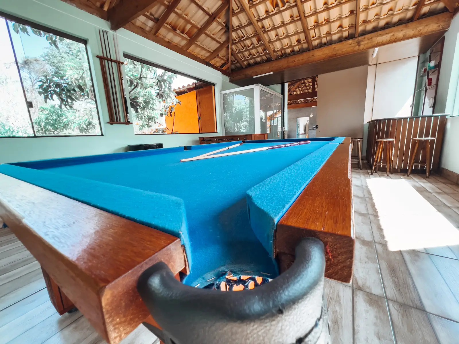 Mesa de sinuca do Sítio Recanto dos Ipês — sinuca de taco com pano azul