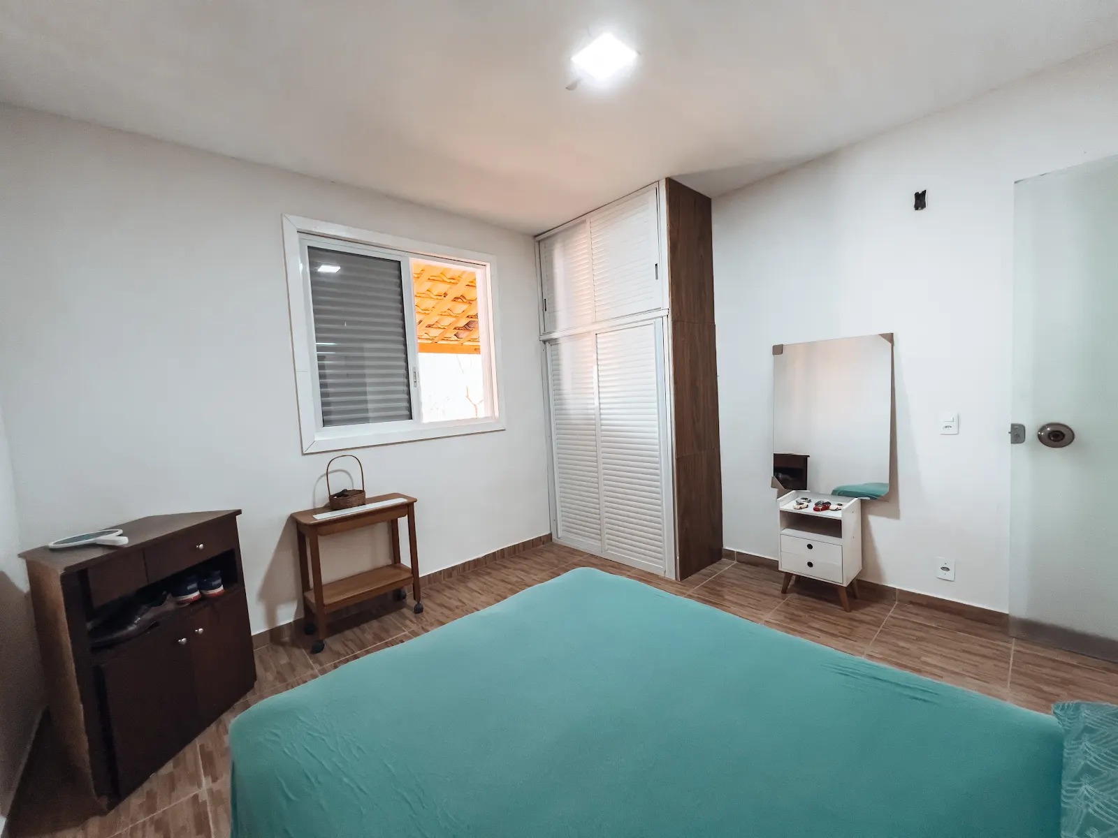 Quarto suíte do Sítio Recanto dos Ipês — cama queen com enxoval completo